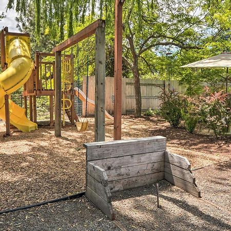 Central Medford Family Retreat With Large Yard! Eksteriør bilde