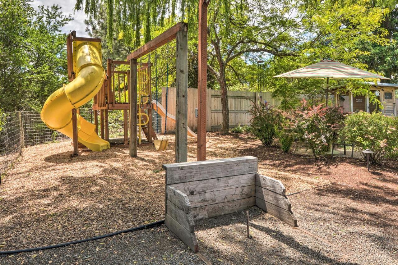 Central Medford Family Retreat With Large Yard! Eksteriør bilde