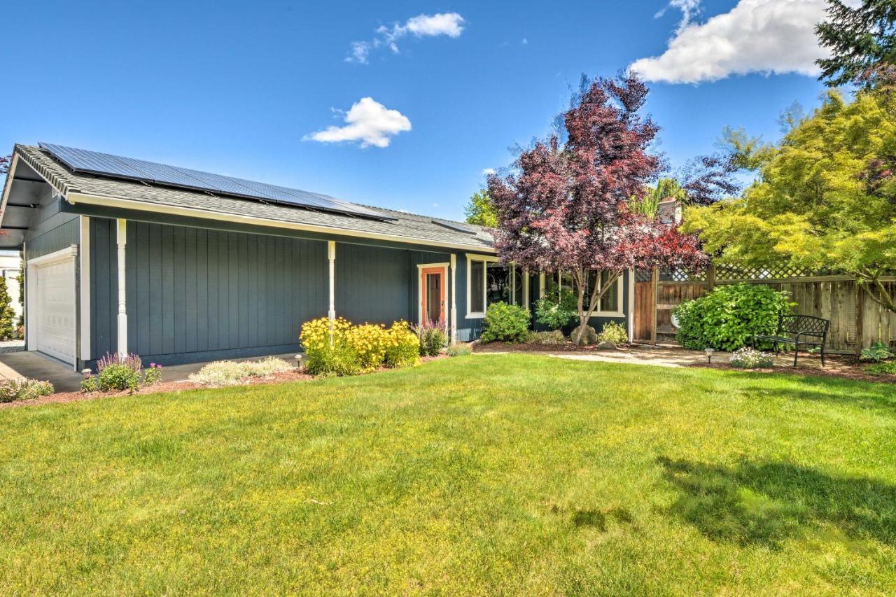 Central Medford Family Retreat With Large Yard! Eksteriør bilde