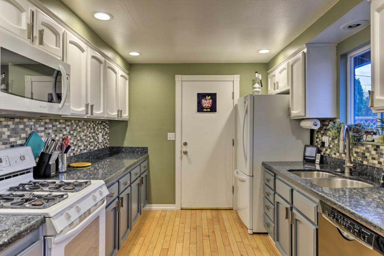 Central Medford Family Retreat With Large Yard! Eksteriør bilde