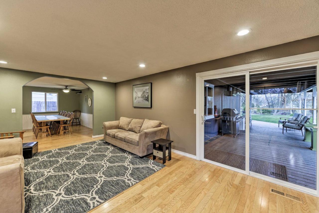 Central Medford Family Retreat With Large Yard! Eksteriør bilde