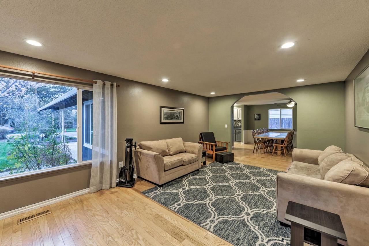 Central Medford Family Retreat With Large Yard! Eksteriør bilde